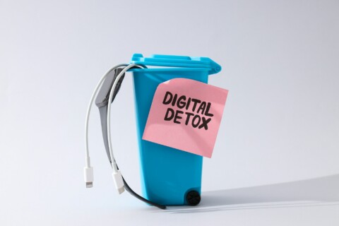 Trash can with the inscription "digital detox"
